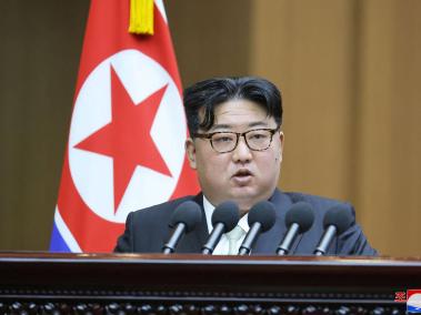 Líder norcoreano Kim Jong Un habla en una sesión de la Asamblea Popular Suprema.