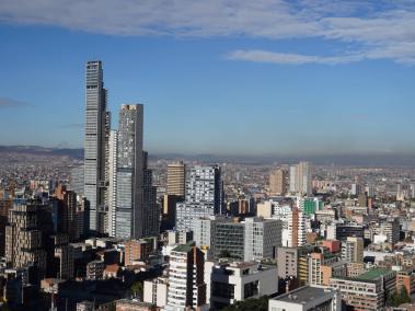 Este fue el panorama del Aire en Bogotá hoy 16 de enero del 2024 a las 8 de la mañana una panorámica de la ciudad . FOTO MAURICIO MORENO EL TIEMPO CEET