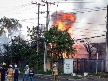 En la vía Parcelas que conduce a Cota los bomberos controlaron un incendio en una fábrica de químicos.