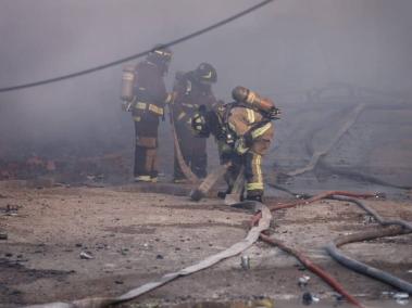 En la vía Parcelas que conduce a Cota los bomberos controlaron un incendio en una fábrica de químicos.