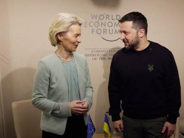 La presidenta de la Comisión Europea, Ursula von der Leyen (izq.), y el presidente de Ucrania, Volodimir Zelensky, asisten a una reunión durante el Foro Económico Mundial en Davos.
