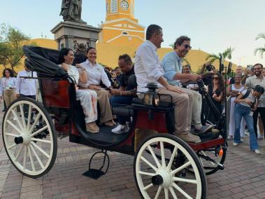 Coches eléctricos para Cartagena: El alcalde de Cartagena, Dumek Turbay; el humorista, Alejandro Riaño; la Primera Dama de Cartagena, y la directora de Corpoturismo, Liliana Rodríguez.