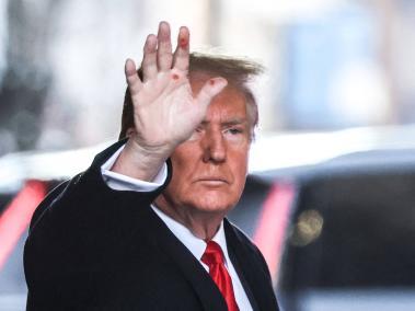 El expresidente estadounidense Donald Trump sale de la Torre Trump hacia el tribunal federal de Manhattan para el segundo juicio por difamación en su contra en Nueva York.