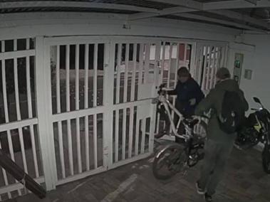 Ladrones roban bicicletas en Bogotá.
