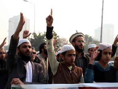 Activistas paquistaníes protestan contra los ataques con misiles iraníes en su territorio.