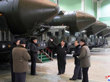 Kim Jong Un (centro) inspeccionando una importante planta de producción de vehículos militares en Corea del Norte.