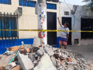 El cabo Héctor Zapata muestras los daños que dejó el temblor en su casa.