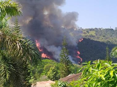 El incendio forestal comenzó en una montaña ubicada frente al Hospital Internacional de Colombia, uno de los centros de salud más importantes de Santander.