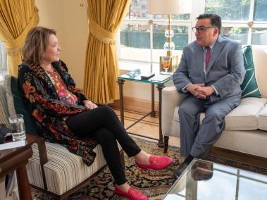 El embajador de EE. UU., Francisco Palmieri,conversa con María Isabel Rueda.