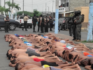 Fuerzas Armadas de Ecuador Militares que muestra a varios oficiales mientras custodian a un grupo de detenidos hoy, Yaguachi (Ecuador).