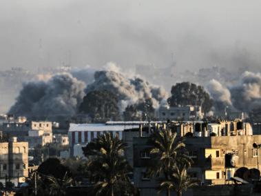 Humo durante un bombardeo israelí sobre Jan Yunis, en el sur de la Franja de Gaza.