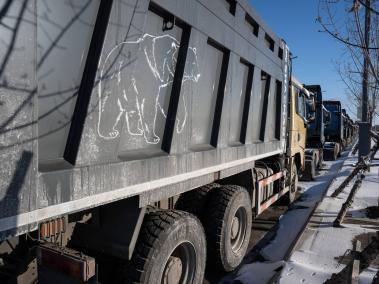 NYT: Camiones chinos en Heihe camino a Rusia. El Presidente Xi de China llamó a Heihe la "puerta de entrada al norte".