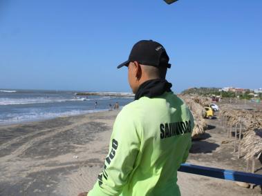 Personal de salvavidas se mantienen atentos en los balnearios de Puerto Colombia.