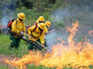 Bomberos trabajando en incendio en Colombia.