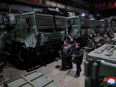 NYT: Kim Jong-un, líder norcoreano, ha lanzado nuevas amenazas contra Corea del Sur. Visitando una planta de municiones.