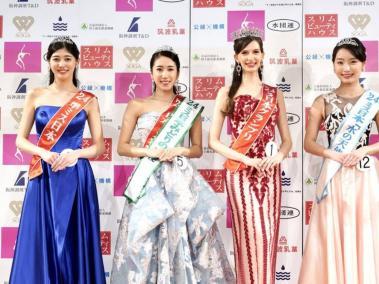 La nueva Miss Japón, Carolina Shiino (en el medio), tras ser coronada en Tokio.