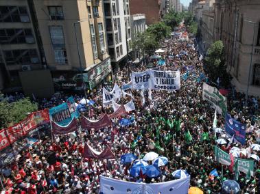 Manifestación durante un paro nacional contra el gobierno de Javier Milei en Córdoba.