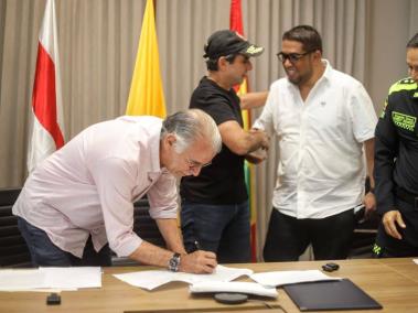 El gobernador Eduardo Verano firmando el convenio de seguridad.