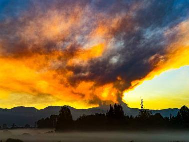 Amanecer en la ciudad con neblina en la tierra con incendio en los cerros orientales hoy 25 de enero del 2025 
 Foto @mauriciomorenofoto /MAURICIO MORENO CEET EL TIEMPO