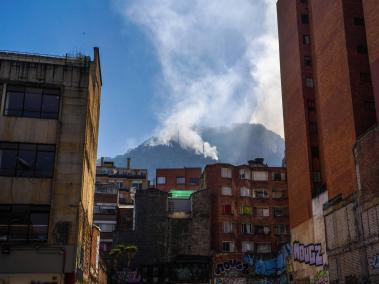 Incendio Cerros Bogota Contaminación ha hecho que los bogotanos retomen los tapabocas para prevenir enfermedades respiratorias. Bogotá 25 de enero del 2024. FOTO @mauriciomorenofoto / MAURICIO MORENO EL TIEMPO CEET