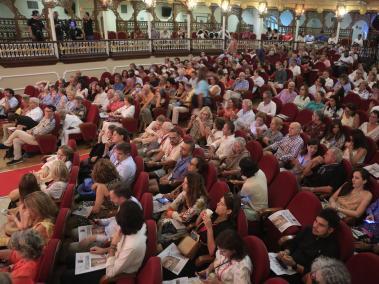 El público asistió al Teatro Adolfo Mejía a la charla inaugural del Hay Festival.