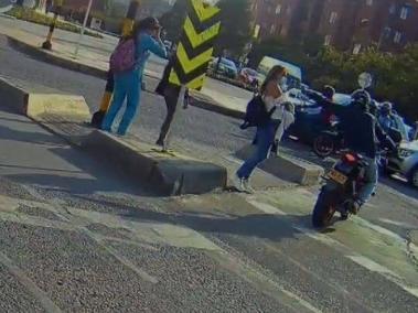 El sujeto le rapó el celular a la mujer que iba a cruzar la Avenida.