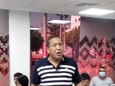 Alfonso Luís ‘Yiyo’ Martínez realizando el reclamo en la oficina de Afinia.