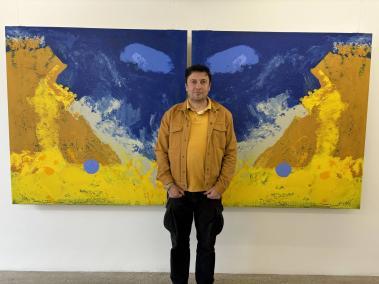 Fernano Uhia posa frente a una de sus obras más recientes.