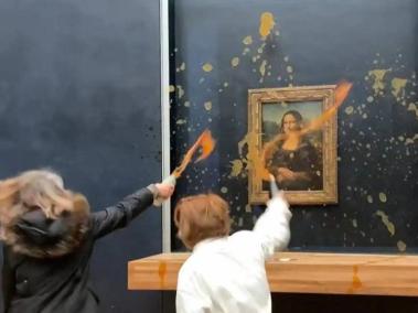 Activistas climáticas arrojan sopa sobre 'La Mona Lisa'.