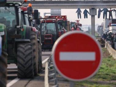 El viernes, los agricultores de Francia bloquearon varias autopistas mientras intensificaban su desafío al nuevo primer ministro.