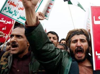 Manifestantes leales a los hutíes en Yemen protestan contra EE.UU. por redesignar al movimiento como "grupo terrorista global".