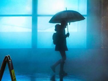 BBC Mundo: La silueta de una mujer caminando en la lluvia