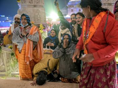 NYT: Los hindúes conmemoraron la inauguración del templo de Ram el mes pasado en Ayodhya, India.