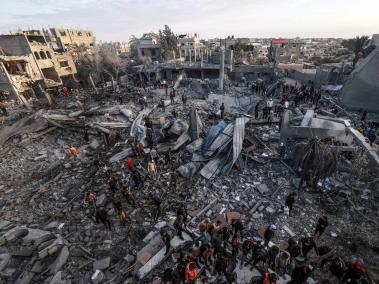NYT: Restos de una mezquita destruida por un ataque aéreo israelí en Rafah, en el sur de Gaza, el 24 de enero.