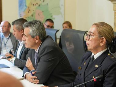 El ministro Luis Fernando Velasco con la nueva directora de bomberos de Colombia, Lourdes del Socorro Peña.