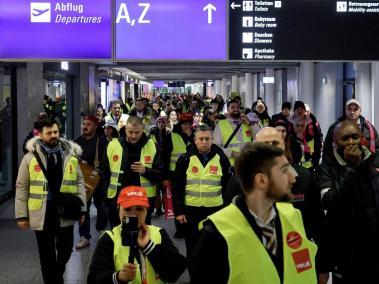Empleados del sector de la seguridad de la aviación participan en una huelga en el aeropuerto de Frankfurt, Alemania, el 01 de febrero de 2024.