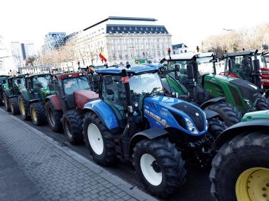 Tractores parqueados cerca del edificio del Parlamento Europeo en Bruselas.