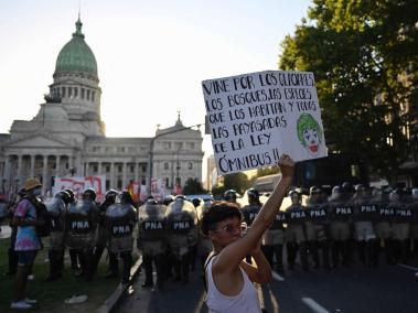 Manifestación contra el "proyecto de ley ómnibus" frente al Congreso, en Argentina.