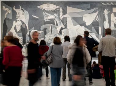 NYT: El arte cambia cómo otros ven el mundo. El "Guernica" de Picasso, con su retrato del dolor de una madre entre una batalla violenta, hace más difícil romantizar la guerra.