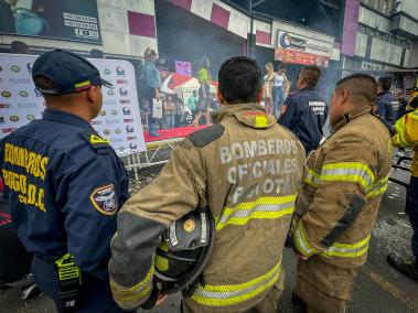 Homenaje al cuerpo de Bomberos de Bogotá por parte del centro comercial Gran San donde que con un desfile de modas donde los invitados de primera fila eran los bomberos que participaron en la emergencia climática que sufrió la ciudad. Bofgotá 2 de febrero del 2024. FOTO MAURICIO MORENO EL TIEMPO CEET