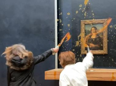 Dos activistas le tiraron sopa al cuadro de la Mona Lisa en París el domingo 28 de enero.