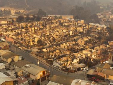 Viviendas afectadas por incendios forestales que afectan la zona de El Olivar.