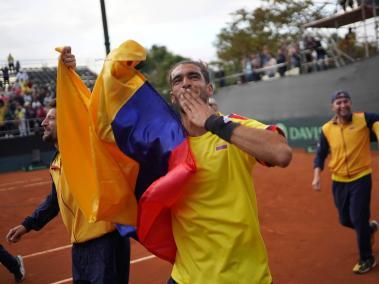 El equipo de Colombia celebra la histórica remontada contra Luxemburgo en la Copa Davis.