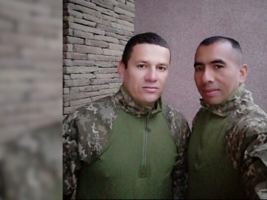 Jairo Bahamón y Jhonatan Chimbaco, portando los uniformes del ejército de Ucrania.