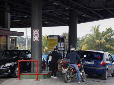 Vehículos hacen fila para repostar combustible en Cuba.