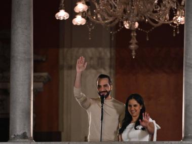 El actual presidente y ganador de la reelección, Nayib Bukele, habla desde el Palacio Nacional junto a su esposa Gabriela Rodríguez.