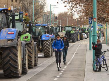 Agricultores con sus tractores marchan este martes, por las calles del centro de Zaragoza.