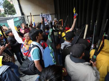 Bogotá febrero 8 de 2024. Cerca de 1000 personas protesta al frente del Palacio de Justicia por la calle 12, carrera 8 y Plaza de Bolívar, imágenes a la entrada vehículos de la calle 12