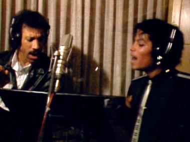 Lionel Richie yMichael Jackson durente la grabación de We Are The World.