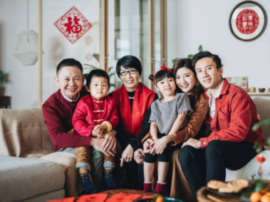 Familia vestida de rojo en la festividad del Año Nuevo Chino.